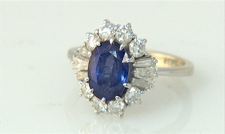 ANELLO ANELLO. In oro bianco 18 kt con zaffiro taglio ovale di cts. 2,00 ca....