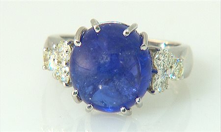 ANELLO ANELLO. In oro bianco 18 kt con al centro tanzanite taglio rotondo...