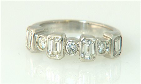 ANELLO ANELLO. In oro bianco 18 kt con diamanti taglio smeraldo alternati a...