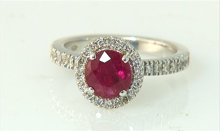 ANELLO ANELLO. In oro bianco 18 kt centrato da rubino taglio rotondo di cts....
