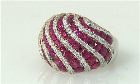 ANELLO ANELLO. In oro bianco 18 kt a cupola con rubini taglio rotondo...