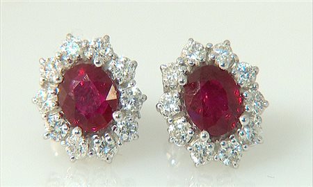 ORECCHINI COPPIA DI ORECCHINI. In oro bianco 18 kt perno e farfalla centrati...