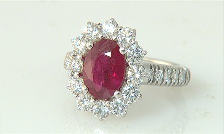 ANELLO ANELLO. In oro bianco 18 kt sommità a fiore con rubino Burma taglio...