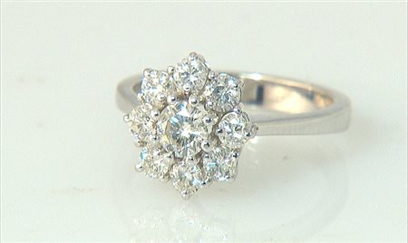 ANELLO ANELLO. In oro bianco 18 kt sommità a fiore con diamante taglio...
