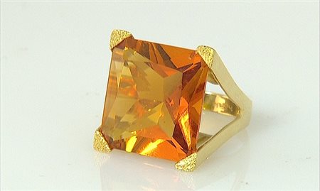 ANELLO ANELLO. In oro giallo 18 kt centrato da grande quarzo orange di cts....