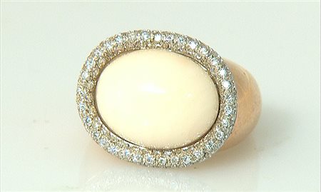 ANELLO ANELLO. In oro rosa e bianco 18 kt con corallo rosa taglio ovale...