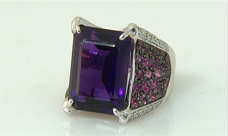 ANELLO ANELLO. In oro bianco e brunito 18 kt montatura a quattro settori...