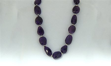 COLLANA COLLANA. Ad un filo di sassi di ametiste briolette con interruttori e...