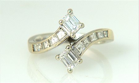 ANELLO ANELLO. In oro bianco 18 kt disposizione a contrariè con due diamanti...