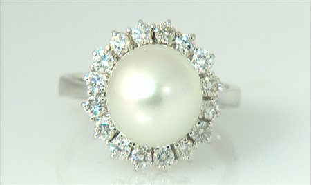 ANELLO ANELLO. In oro bianco 18 kt sommità a fiore con al centro perla...