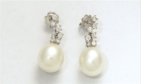 ORECCHINI COPPIA DI ORECCHINI PENDENTI. In oro bianco 18 kt, perno e...