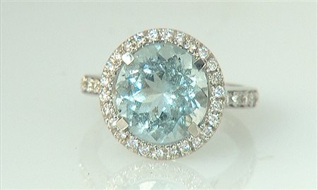 ANELLO ANELLO. In oro bianco 18 kt con acquamarina taglio rotondo di cts....