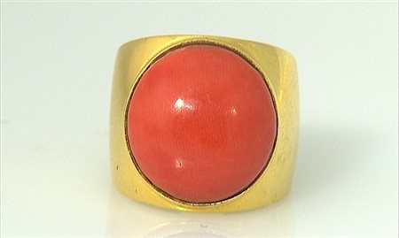 ANELLO ANELLO. In oro giallo 18 kt a fascia con al centro inserto in corallo...