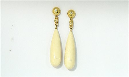 ORECCHINI COPPIA DI ORECCHINI PENDENTI. In oro giallo 18 kt, perno e farfalla...