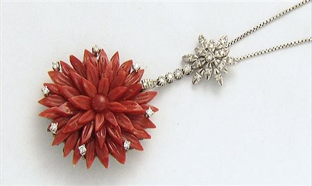 CIONDOLO CIONDOLO. In oro bianco e giallo 18 kt di gusto floreale centrato da...