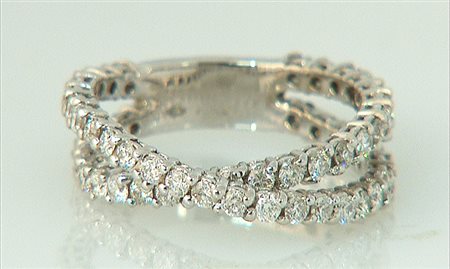 ANELLO ANELLO. In oro bianco 18 kt realizzato a rivière incrociata in...