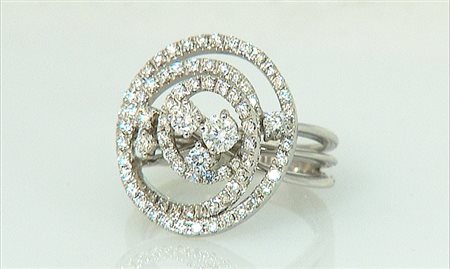 ANELLO ANELLO. In oro bianco 18 kt motivo centrale a spirale impreziosito da...