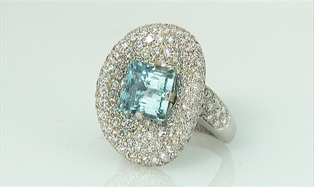 ANELLO ANELLO. In oro bianco 18 kt, internamente foderato, sommità...