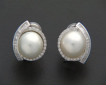 ORECCHINI COPPIA DI ORECCHINI. In oro bianco 18 kt a clip con volute in...