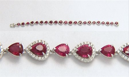 BRACCIALE BRACCIALE. In oro bianco 18 kt con rubini taglio goccia per tot....