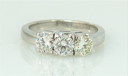 ANELLO ANELLO TRILOGY. In oro bianco 18 kt con tre diamanti taglio brillante...