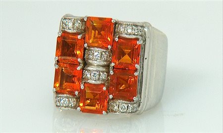ANELLO ANELLO. In oro bianco 18 kt sommità quadrata con opali di fuoco taglio...