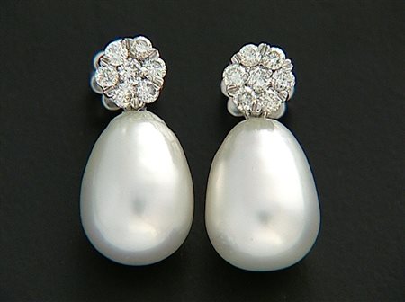 ORECCHINI COPPIA DI ORECCHINI. In oro bianco 18 kt parte superiore a fiore in...