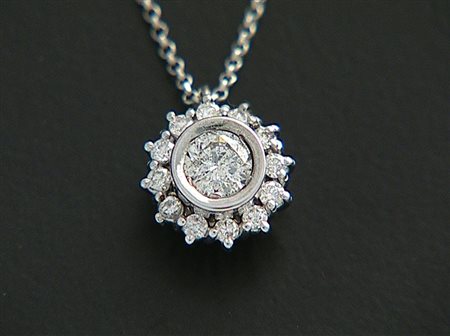 CIONDOLO CIONDOLO. In oro bianco 18 kt a fiore con al centro diamante taglio...