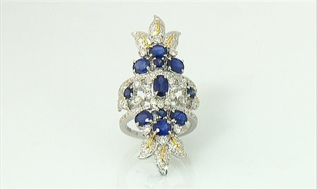 ANELLO ANELLO. In oro bianco e giallo 18 kt con zaffiri taglio rotondo ed...