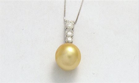 CIONDOLO CIONDOLO. In oro bianco 18 kt con perla coltivata golden di mm 14...
