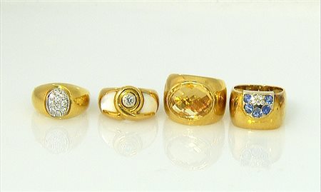 ANELLO LOTTO DI QUATTRO ANELLI. In oro giallo 18 kt di varie forme e...