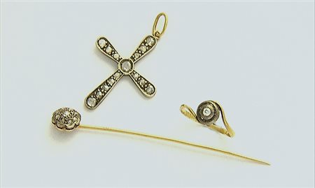 GIOIELLI VARI LOTTO DI TRE GIOIELLI INIZIO XX SECOLO. In oro giallo 18 kt ed...