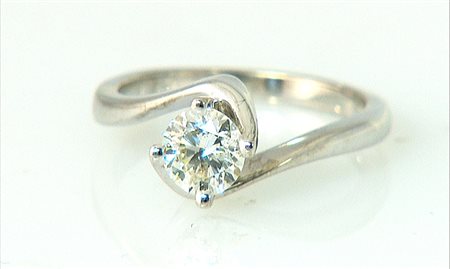 ANELLO ANELLO. In oro bianco 18 kt centrato da diamante taglio brillante...