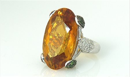 ANELLO ANELLO. In oro bianco 18 kt centrato da topazio orange taglio ovale di...
