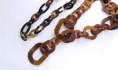 COLLANA LOTTO DI DUE COLLANE. Realizzate in corno a maglie piatte...