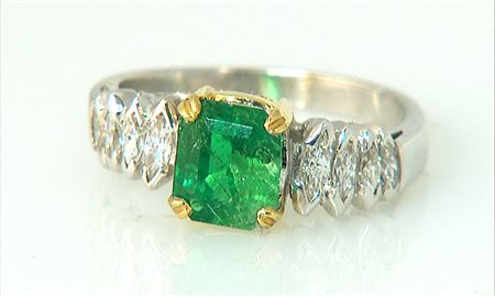 ANELLO ANELLO. In oro bianco e giallo 18 kt con smeraldo Colombiano taglio...