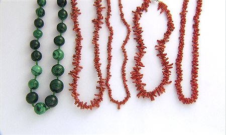 COLLANA LOTTO DI CINQUE COLLANE. Una ad un filo di grandi sfere in malachite...
