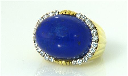 ANELLO ANELLO. In oro giallo 18 kt montatura costolata con al centro grande...