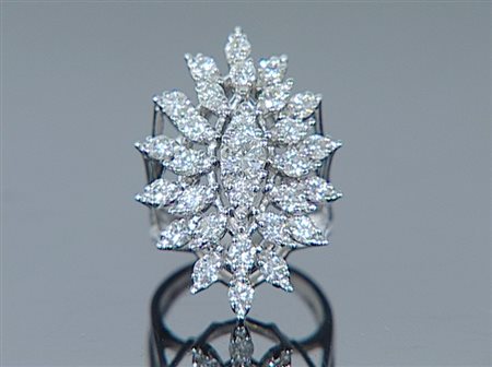 ANELLO ANELLO. In oro bianco 14 kt, montatura a cestello in filo d'oro con...