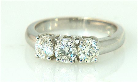 ANELLO ANELLO. In oro bianco 18 kt con tre diamanti taglio brillante disposti...