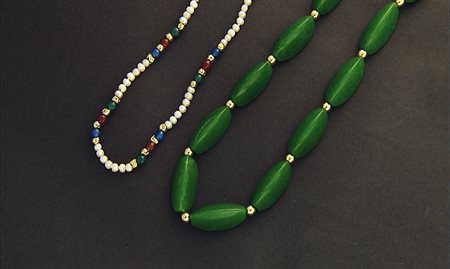 COLLANA LOTTO DI DUE COLLANE. Una ad un filo di piccole perle coltivate di mm...