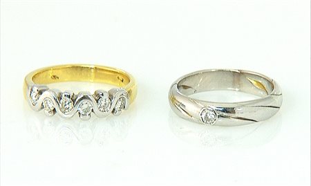 ANELLO LOTTO DI DUE ANELLI. In oro bianco e giallo 18 kt con decori in...