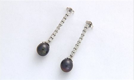 ORECCHINI COPPIA DI ORECCHINI PENDENTI. In oro bianco 18 kt perno e farfalla...