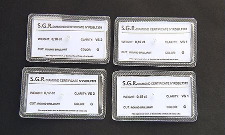 PIETRE SCIOLTE LOTTO DI QUATTRO DIAMANTI IN BLISTER. Taglio brillante di cts....