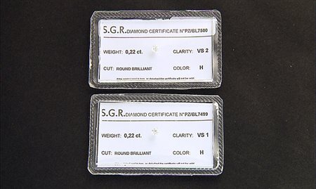 PIETRE SCIOLTE LOTTO DI DUE DIAMANTI IN BLISTER. Taglio brillante di cts....