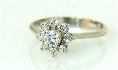 ANELLO ANELLO. In oro bianco 18 kt sommità a fiore con diamante taglio...