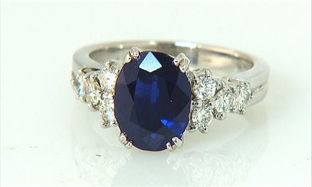 ANELLO ANELLO. In oro bianco 18 kt con al centro zaffiro Australia di cts....