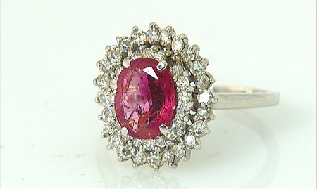 ANELLO ANELLO. In oro bianco 18 kt montatura a cestello con rubino taglio...