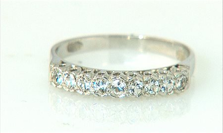 ANELLO ANELLO. In oro bianco 18 kt con nove gemme incolore sintetiche (ad...