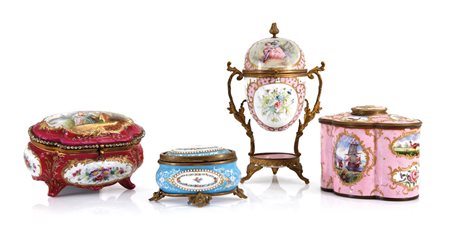 OGGETTISTICA VARIA DUE SCATOLE IN PORCELLANA E DUE IN METALLO DECORATO A...